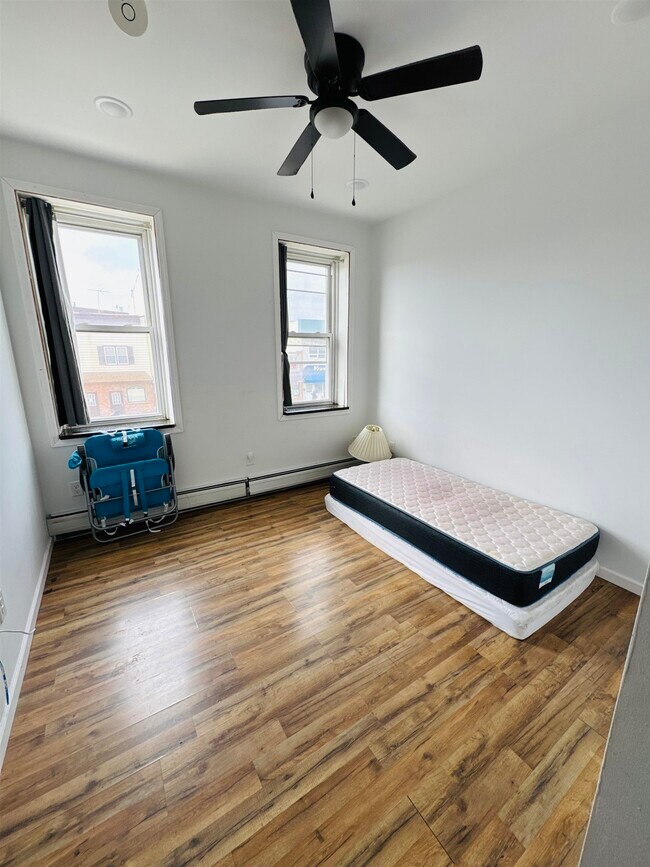 Building Photo - 482 Avenue C