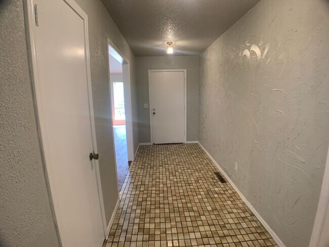 Building Photo - 5 Bedroom Choctaw!