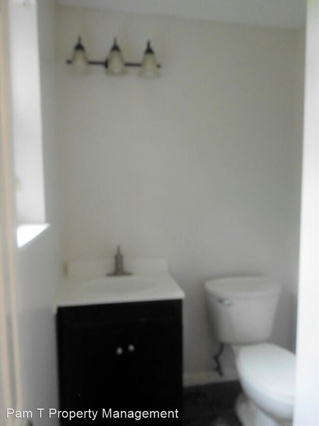 Building Photo - 3 br, 1.5 bath House - 204 Holiday Circle