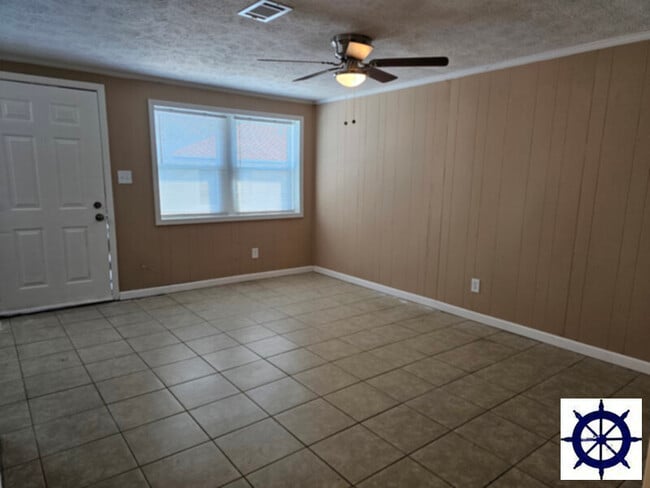 Building Photo - 715 E 13th St