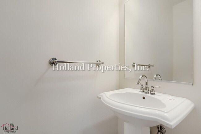 Building Photo - 10882 NE Red Wing Way