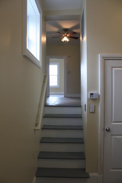 Building Photo - 818 Hollins St