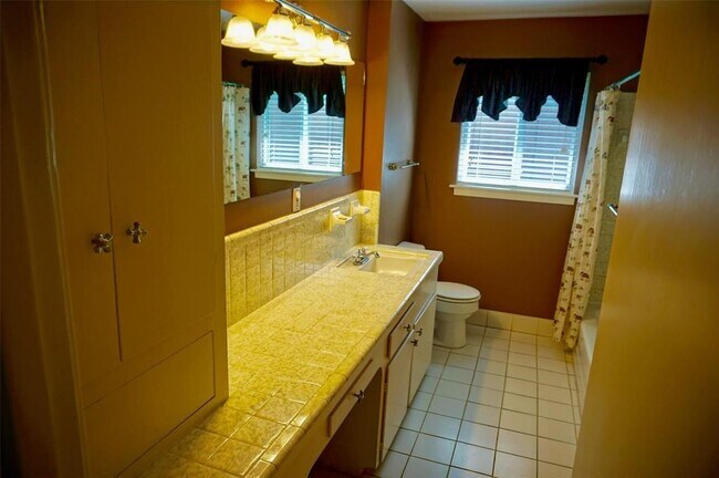 Building Photo - 9538 Meadowglen Ln