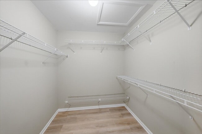 Building Photo - Beautifully Updated End-Unit Townhome