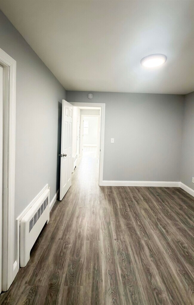 Building Photo - 552 38th St