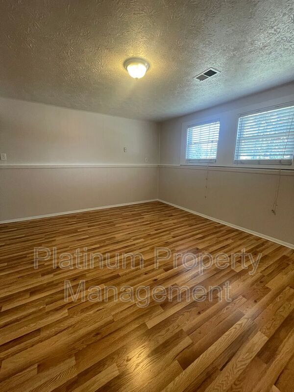 Building Photo - 10500 Worthington Hills Manor