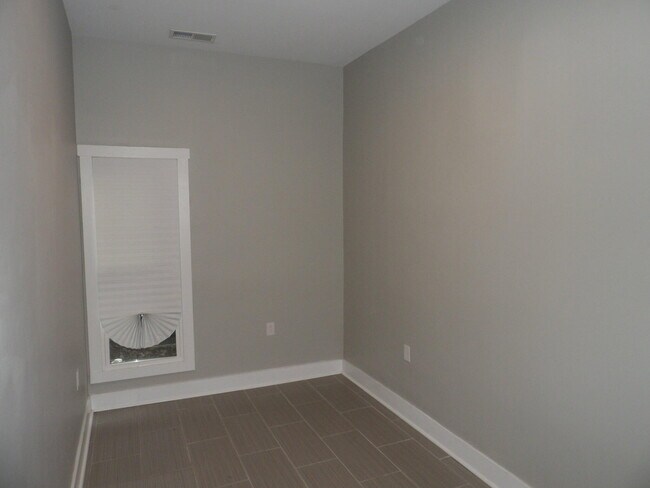 Building Photo - 609 Taylor Ave