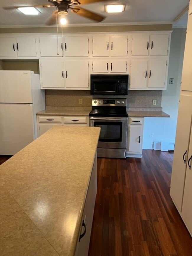 Building Photo - Beautiful 4 Bedroom 2 Bath House now Avail...