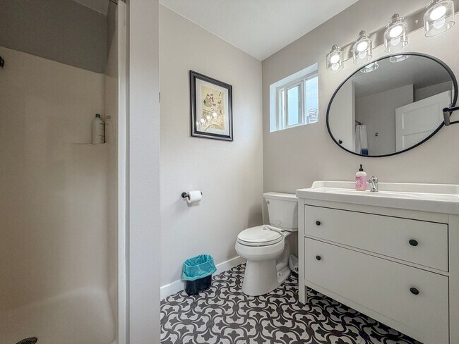 Building Photo - 2 bed/2.5 bath Townhome with Bonus Loft Space in North Seattle, $2,800/mo.