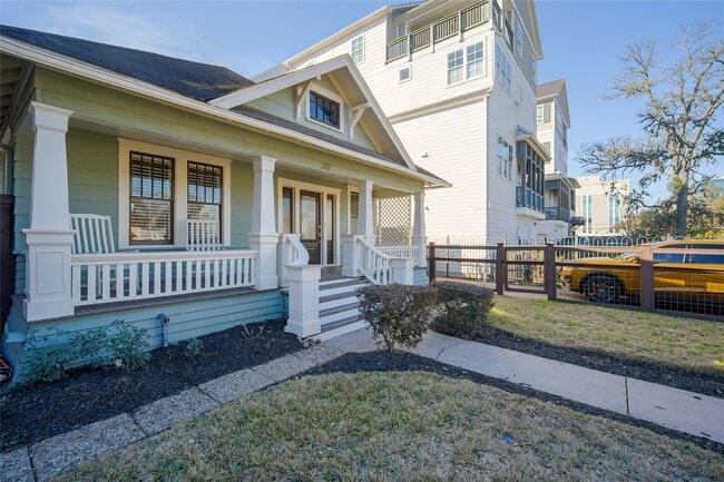 Building Photo - 312 W 20th St