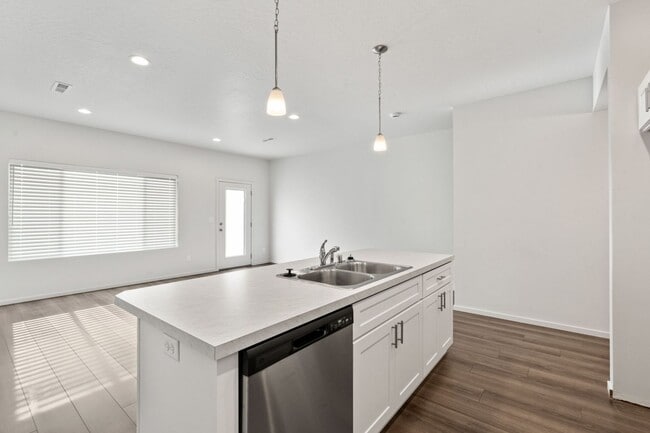 Building Photo - 4800-4802 E Fairview Ave