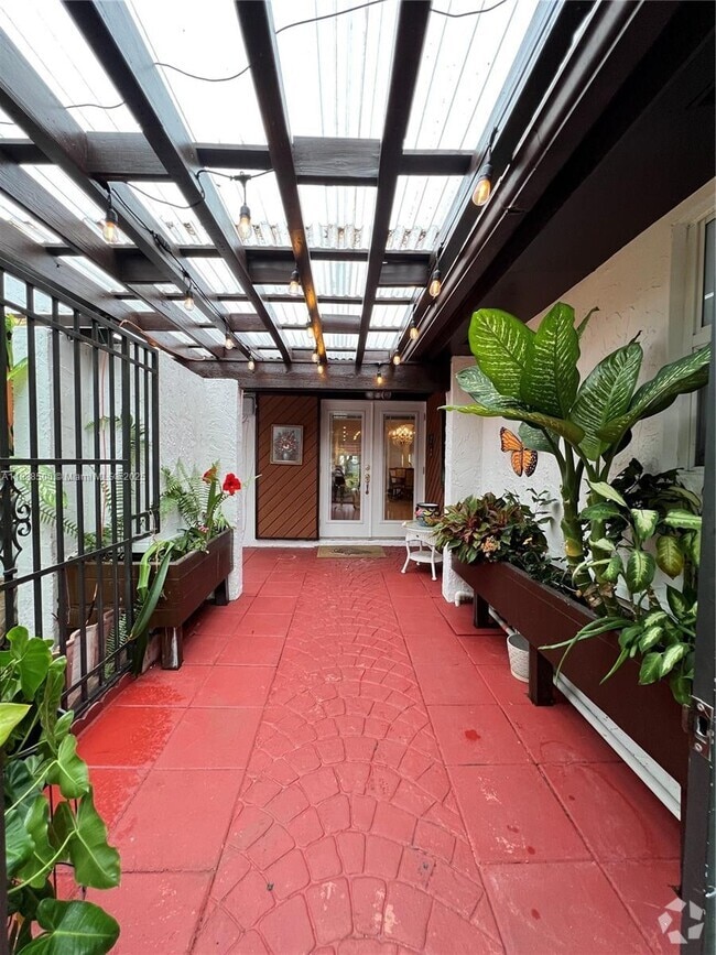 Building Photo - 528 NE 195th St