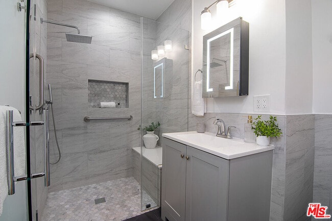 Building Photo - 137 N Poinsettia Pl