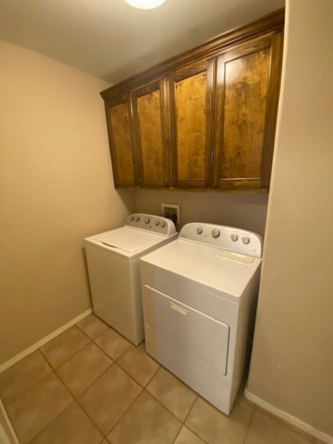 Building Photo - Spacious Duplex in Farmington!