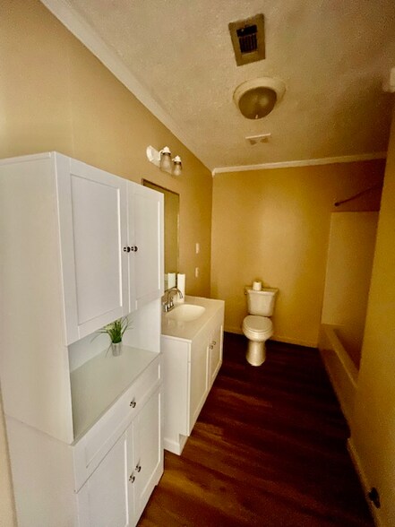 Building Photo - 1914 Ross Ave