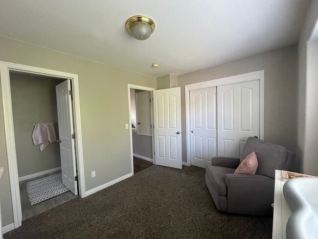 Building Photo - 2 Bedroom 2.5 Bath