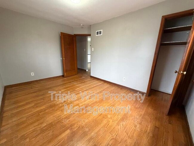 Building Photo - 8664 Belhaven Dr