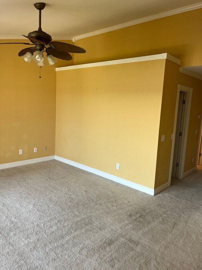 Building Photo - Townhome with Amazing View