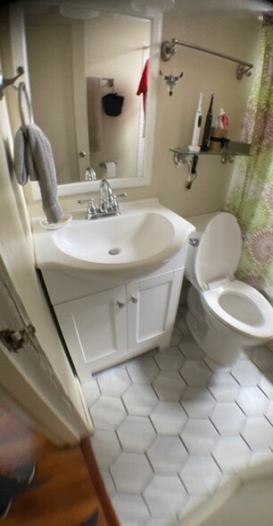 Building Photo - 370 S Highland Ave