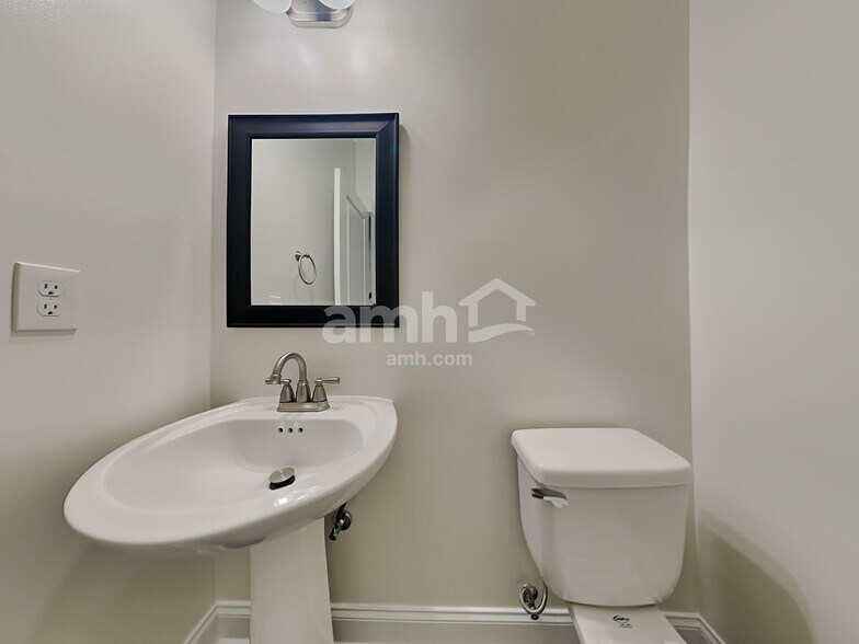 Building Photo - 1617 Silver Spur Ln