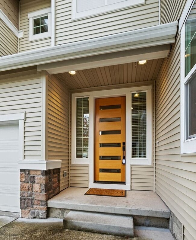 Building Photo - Gorgeous Modern Air Conditioned Home in Ga...