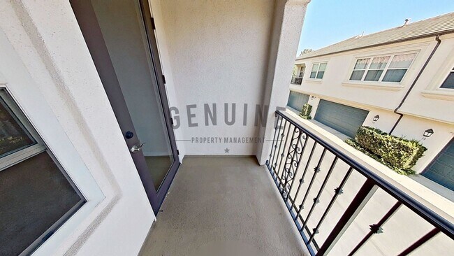Building Photo - Beautiful Two-Level 2Bd 2Ba Condo in Irvine