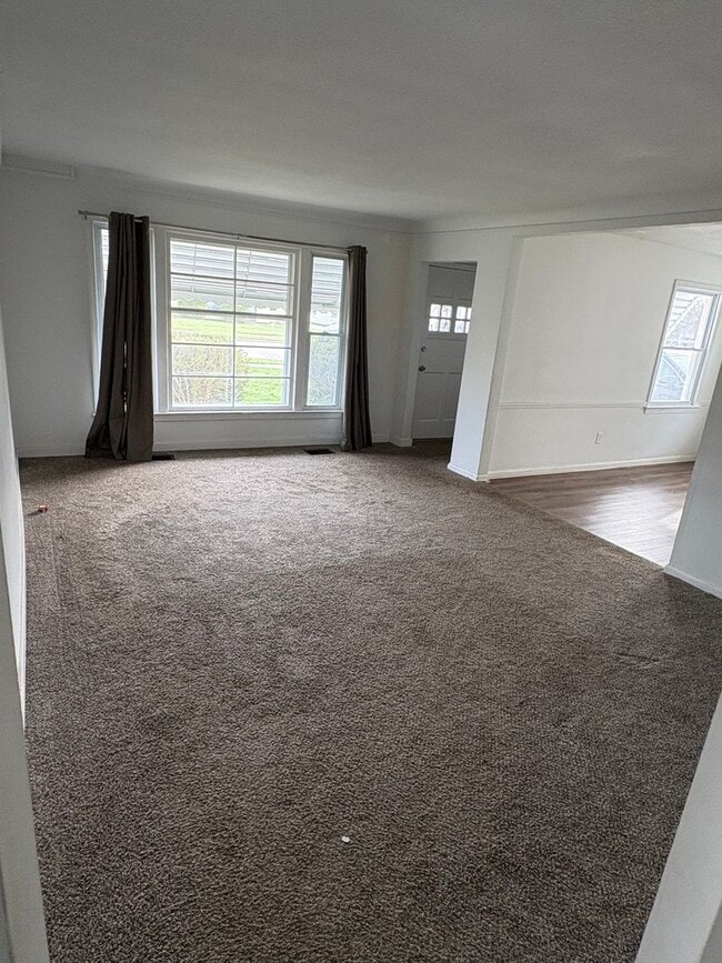 Building Photo - Lee/Harvard 3 Bedroom Single