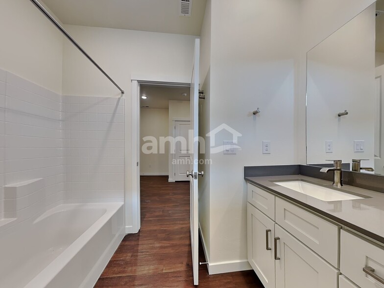 Building Photo - 1512 N Garnet Creek Ave