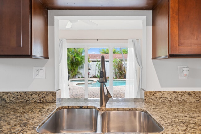 Building Photo - 313 SE 4th Terrace