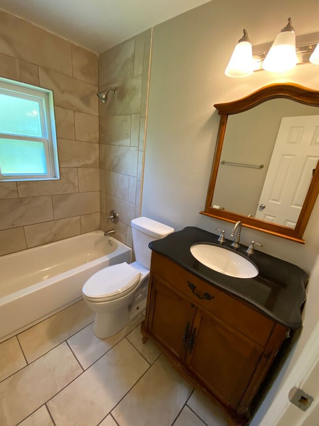 Building Photo - 2/1 Duplex off N. Monroe