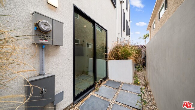 Building Photo - 2435 Penmar Ave