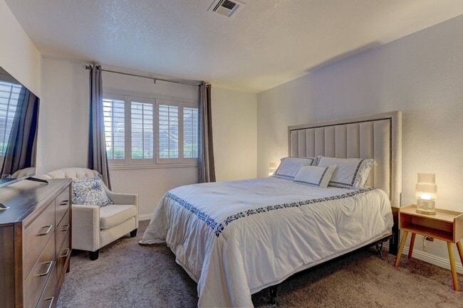 Building Photo - Fully furnished Condo in a great location!