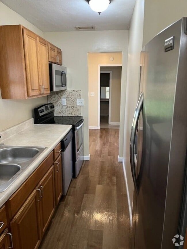 Building Photo - 2 bedroom / 2 bath available soon!