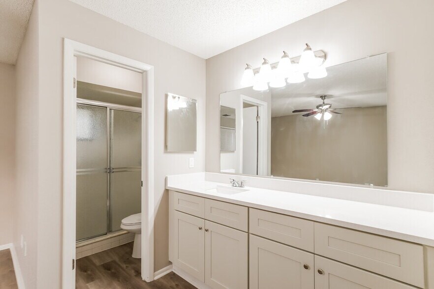 Building Photo - 1304 Sterling Oaks Dr