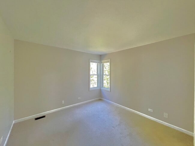 Building Photo - 2250 Lakeside Dr