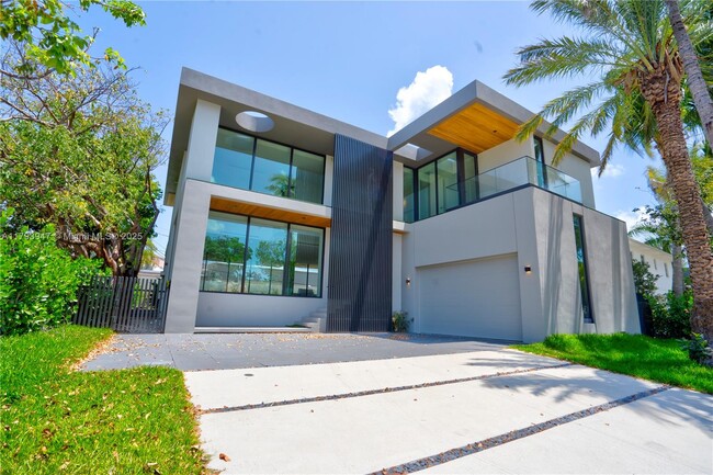 Building Photo - 735 Fernwood Rd