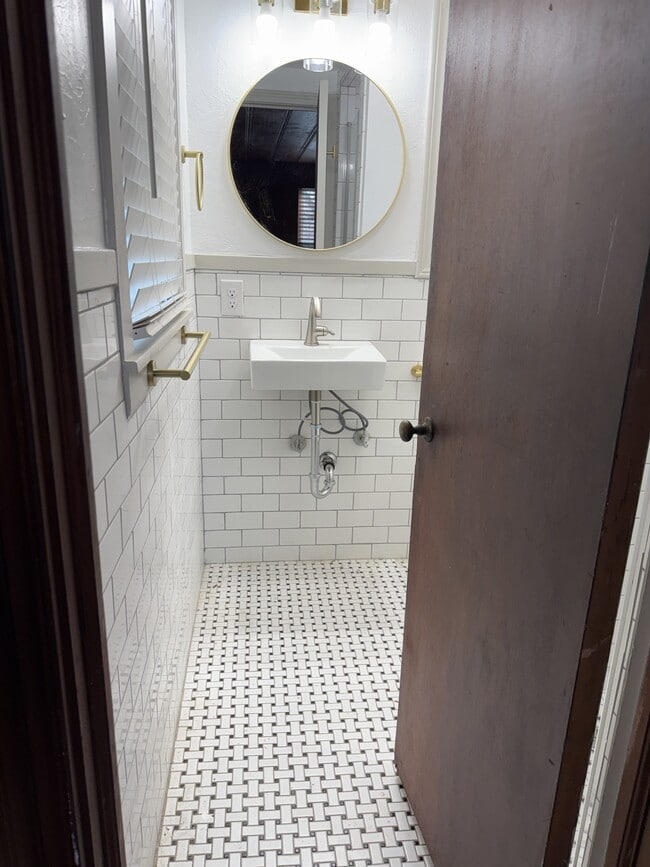 Building Photo - 1802 W 6th Ave