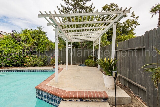 Building Photo - 4 Bedroom/2.5 Bath Home with Paid Solar and a Pool - $2950 Per Month!