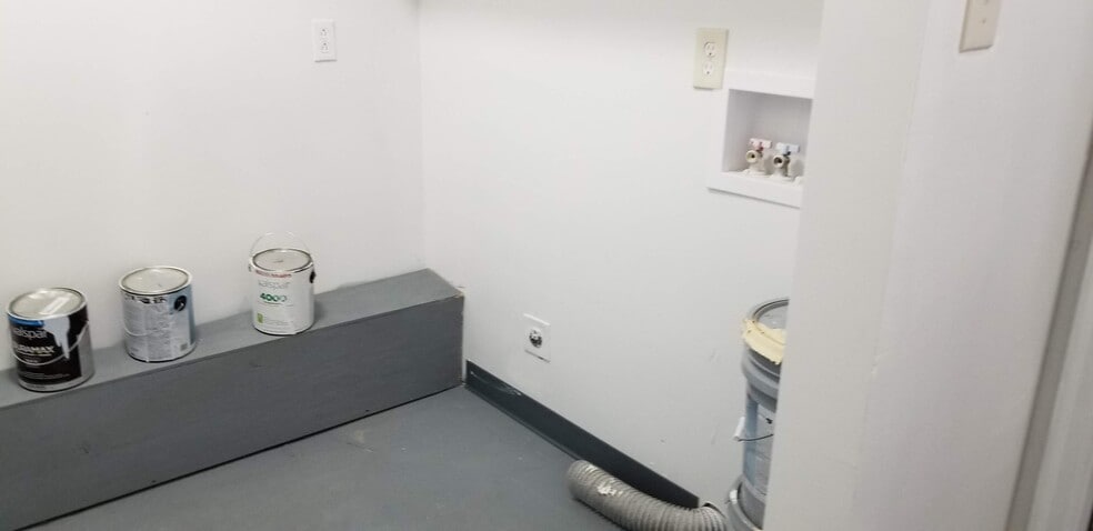 Building Photo - 219 W Adams Ave