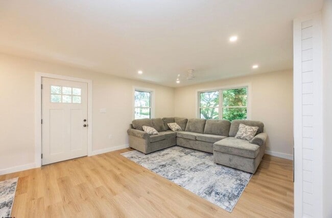 Building Photo - Large 4 Bedroom 2 Bath home in Linwood, NJ