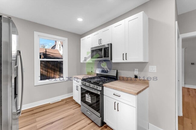 Building Photo - 724-724 Adams St SE