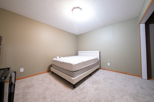 Building Photo - 6988 S Park Dr