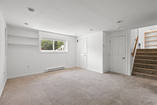 Building Photo - Spacious 3 Bed, 3 Bath