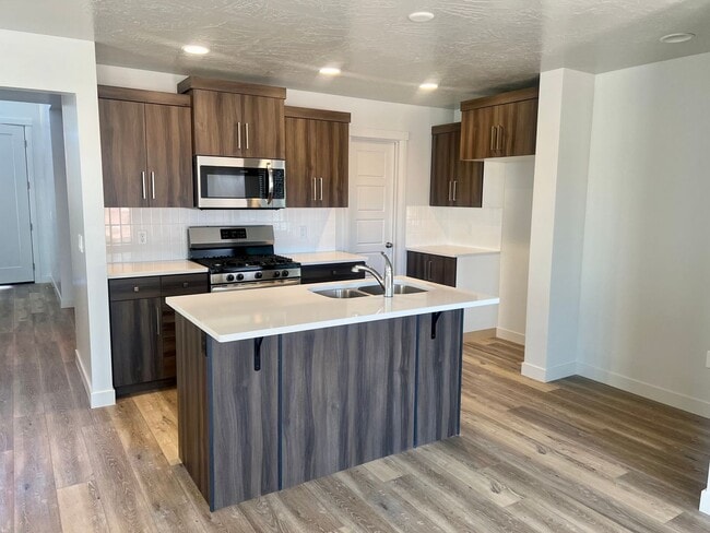 Building Photo - 4 Bedroom Home in Desert Canyons -