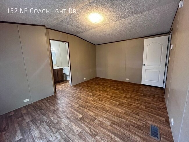 Building Photo - 152 Coachlight Dr