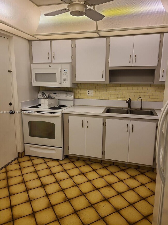 Building Photo - 2306 S Cypress Bend Dr