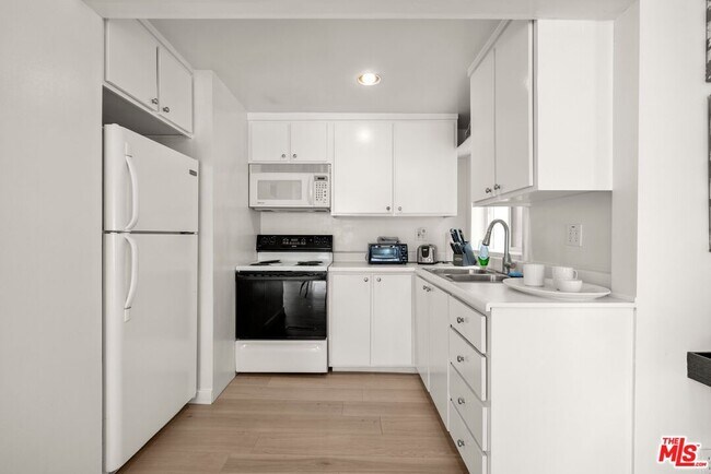 Building Photo - 3210 Coldwater Canyon Ln