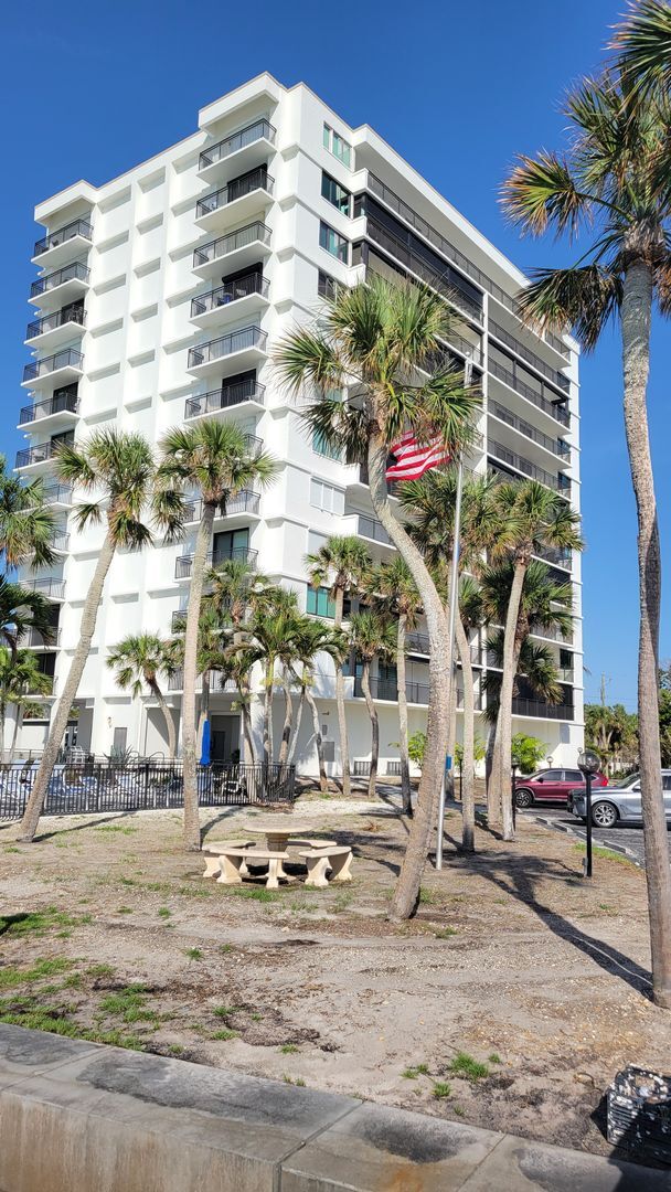 Building Photo - PENDING LEASE-Annual turnkey furnished  2/...
