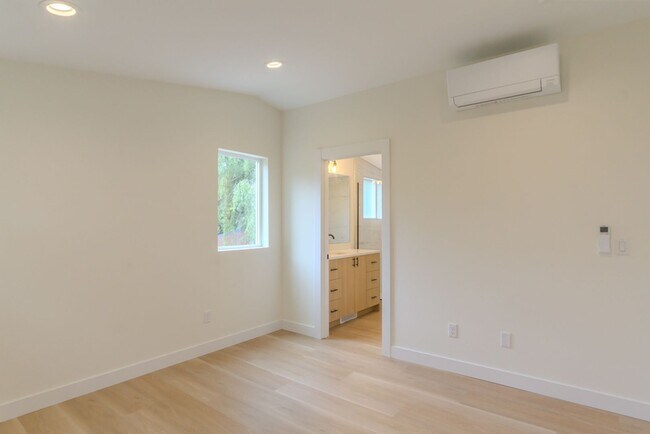 Building Photo - 2Bd/2.25Ba Seattle Home