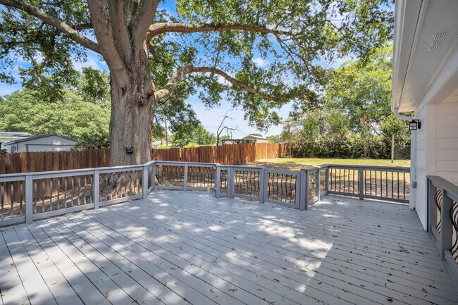 Building Photo - 120 Abbotsford Dr